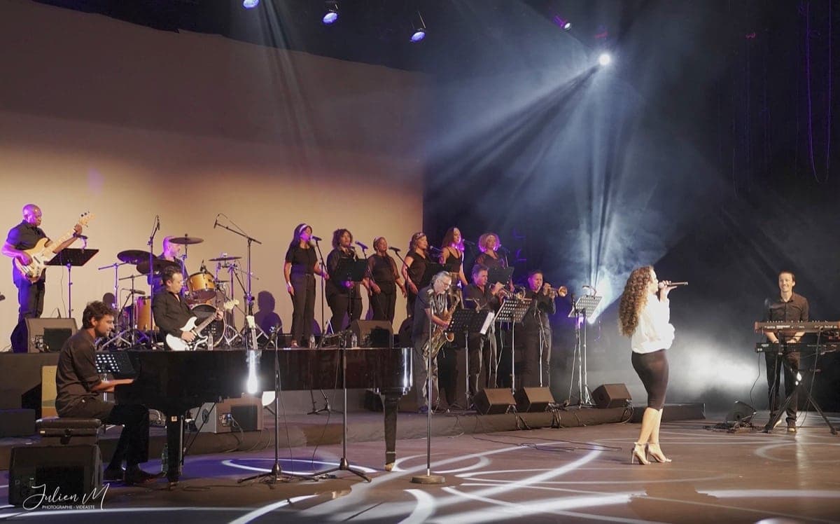 Maëva Fourez avec les choristes sur scène